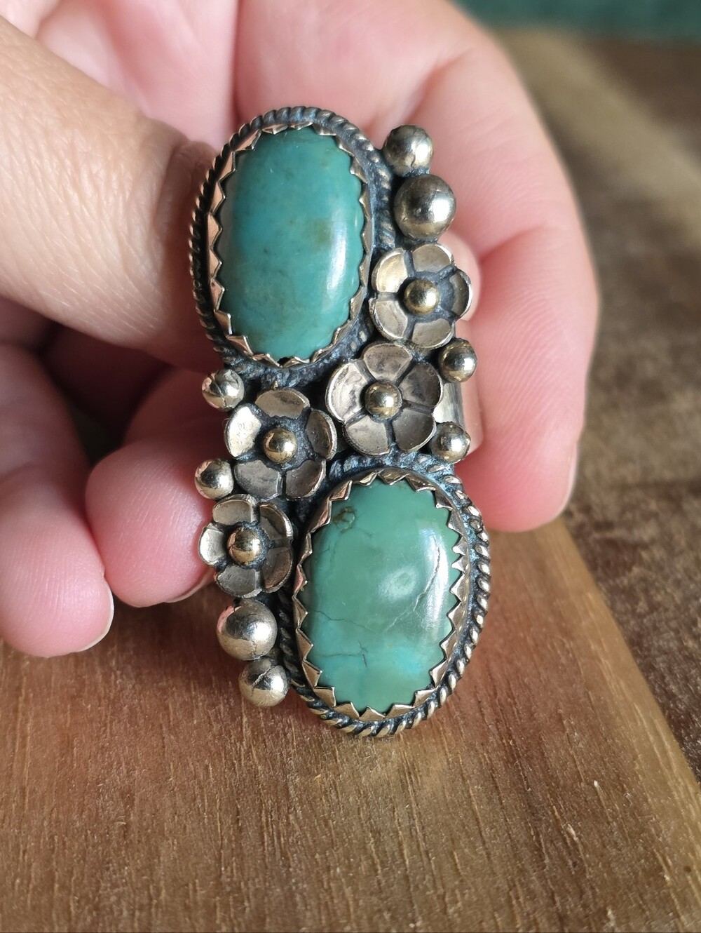 Native American-style ring featuring two oval turquoise stones | Guc